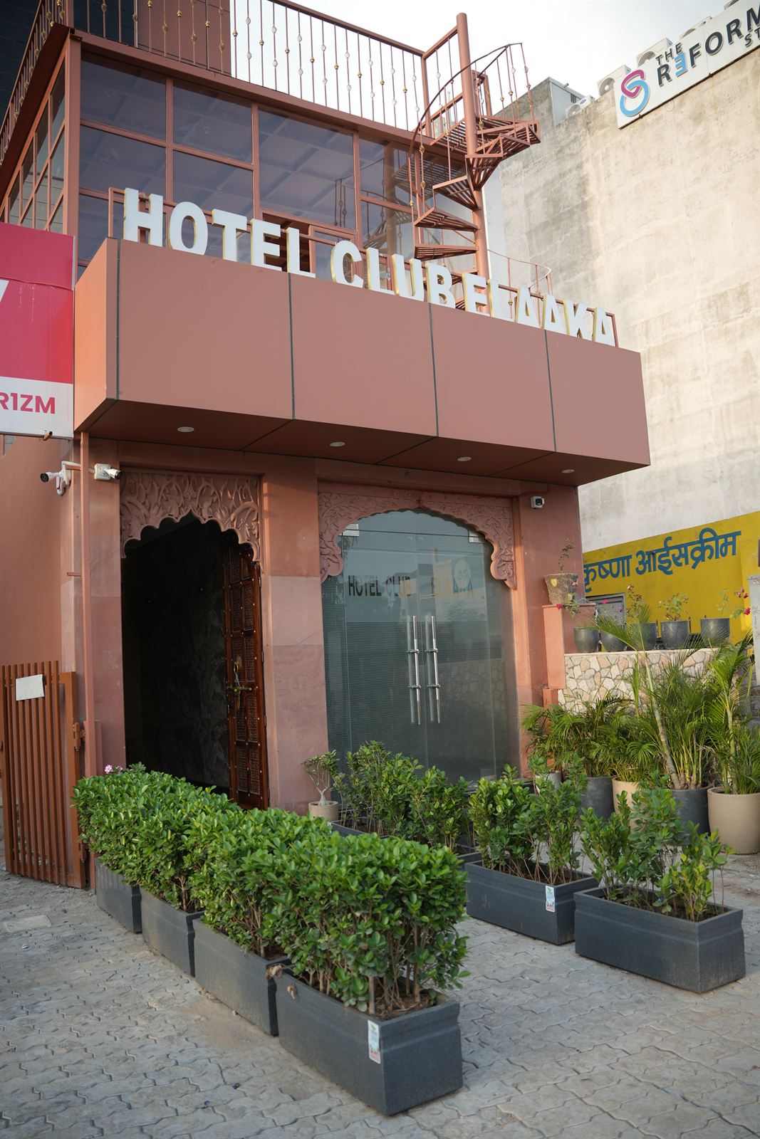 Hotel Club Elaaka Architecture & Entrance - Mani Tower