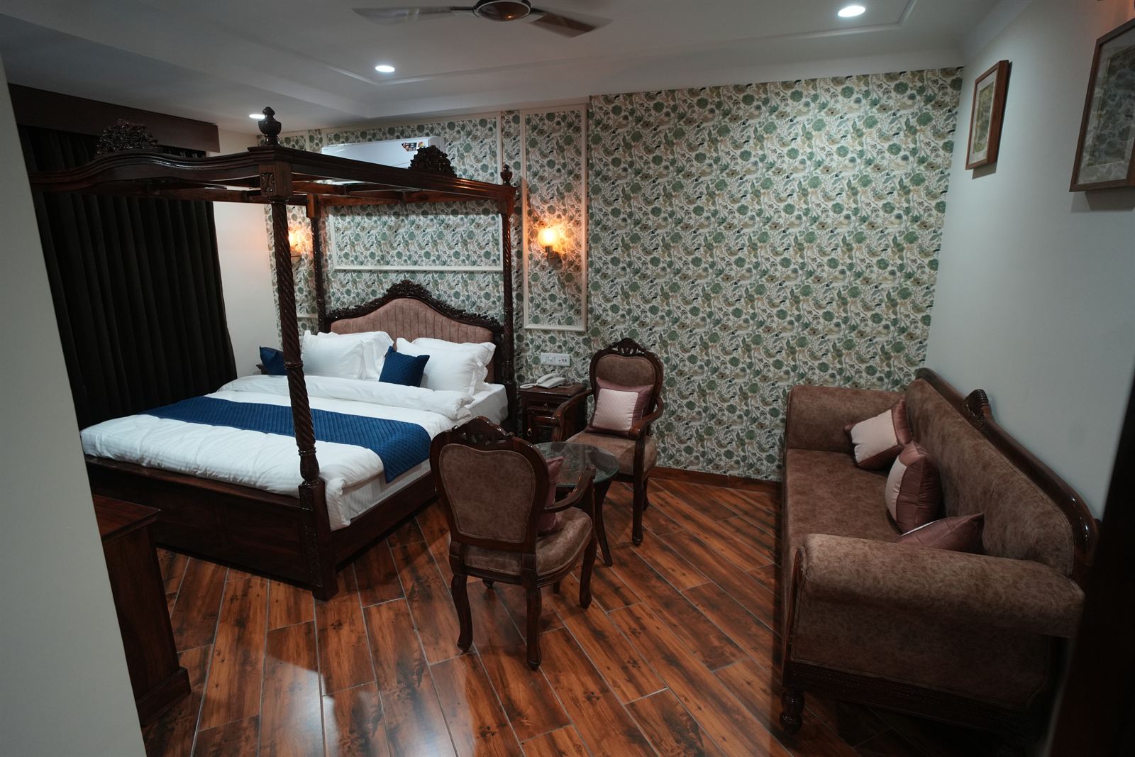 Royal Four-Poster Heritage Bed Suite