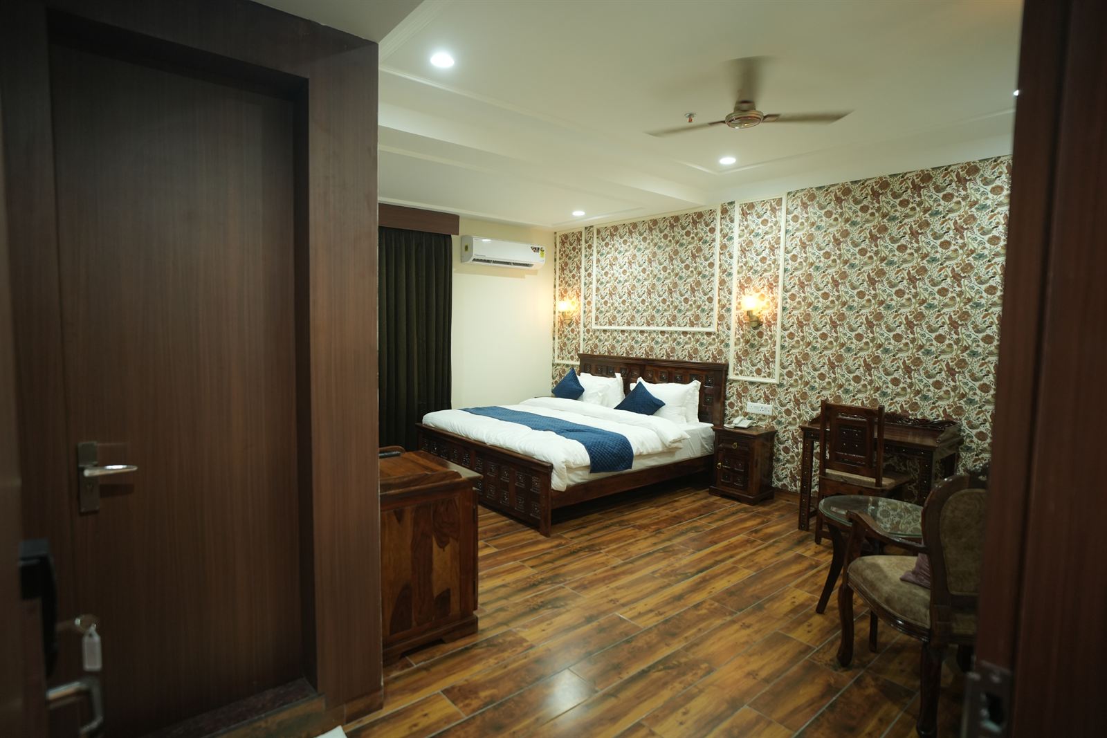 Modern Ensuite Bathroom & Luxury Amenities