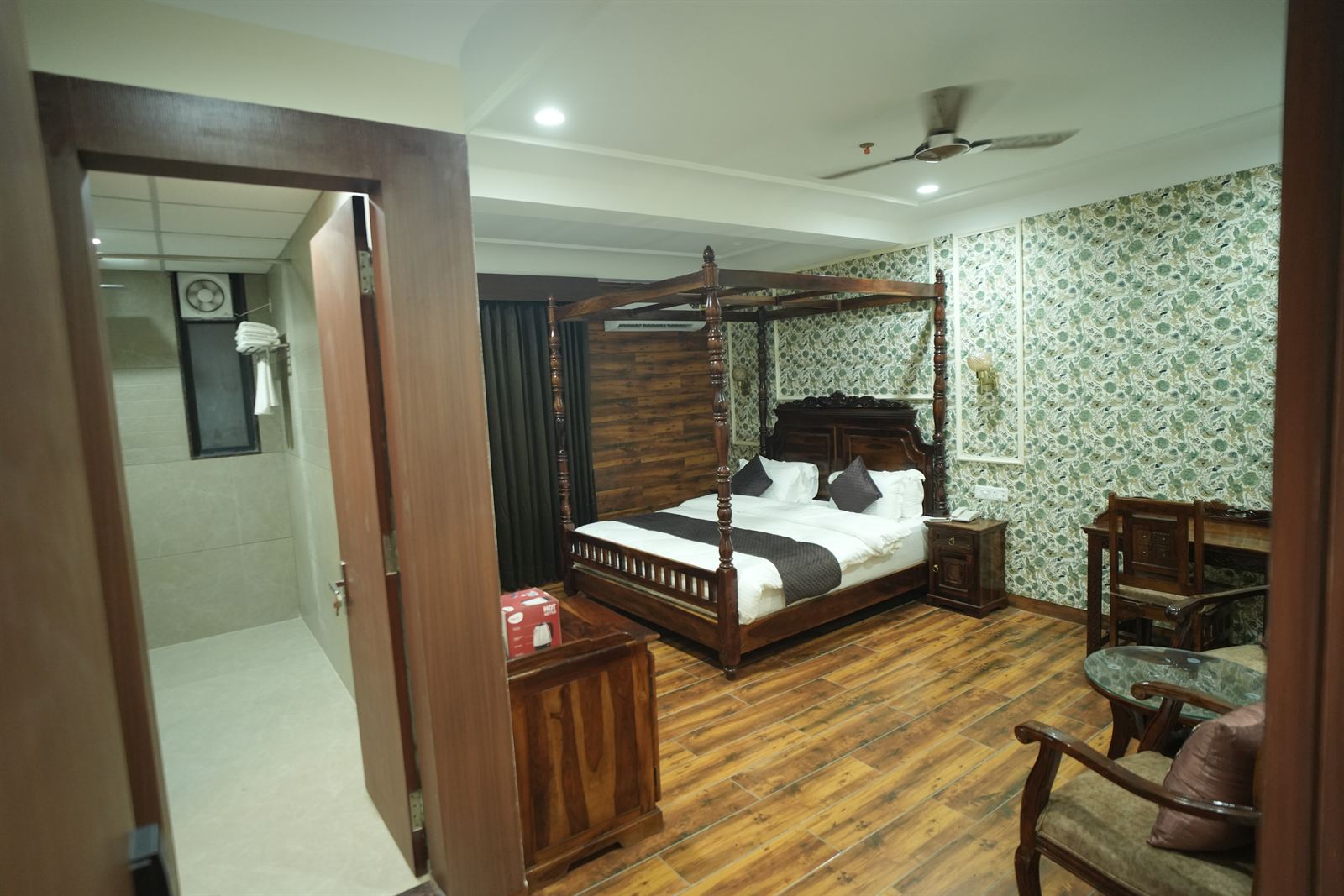 Modern Ensuite Bathroom & Luxury Amenities