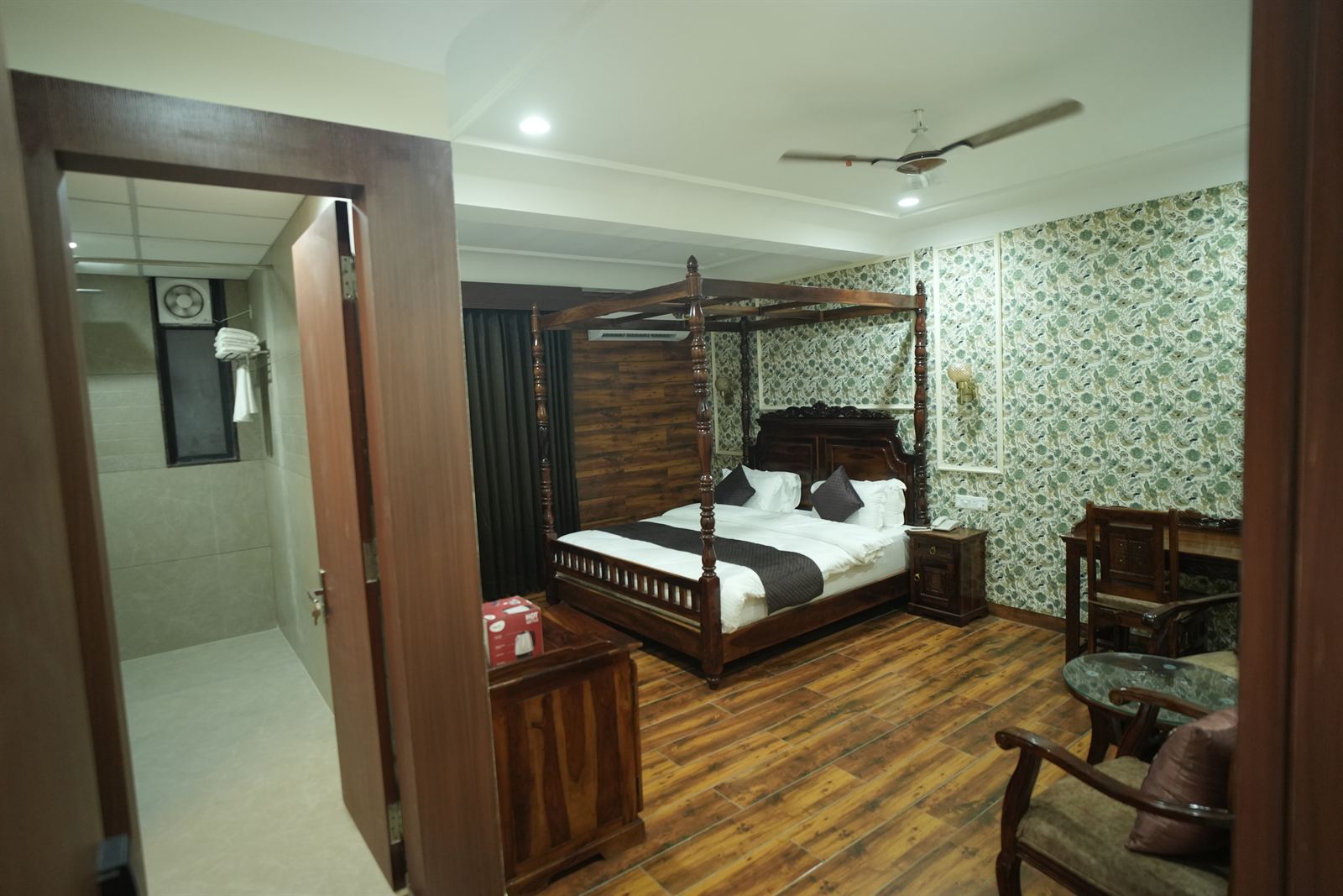 Modern Ensuite Bathroom & Luxury Amenities