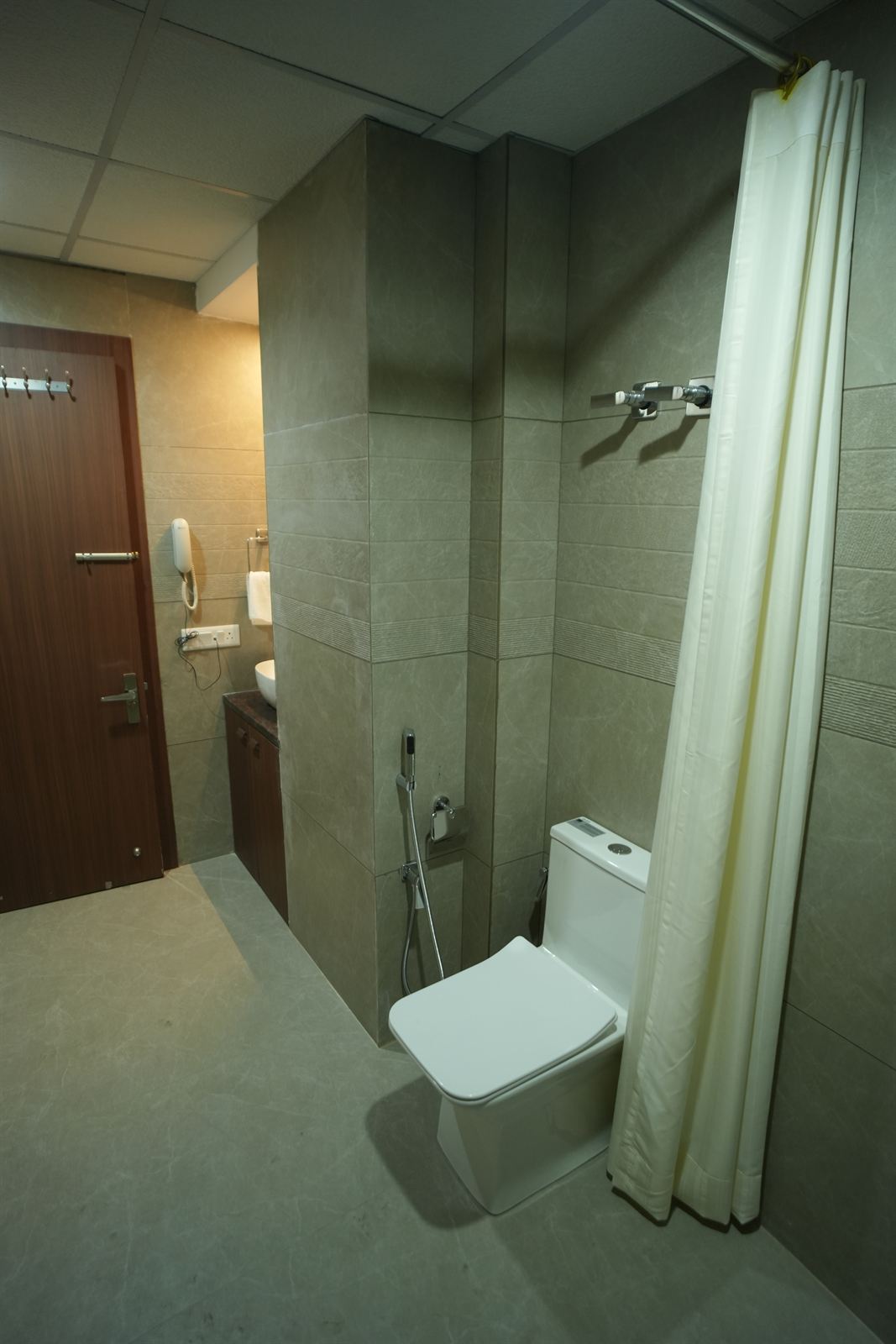 Modern Ensuite Bathroom & Luxury Amenities