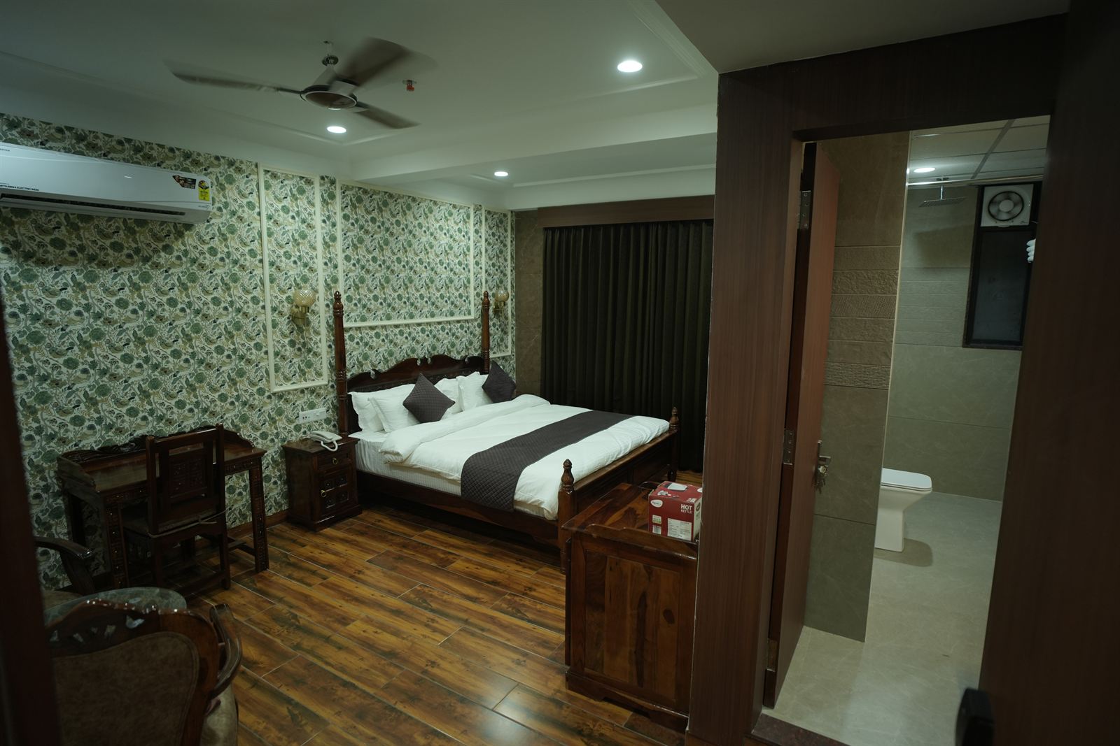 Club Deluxe Suite & Workstation