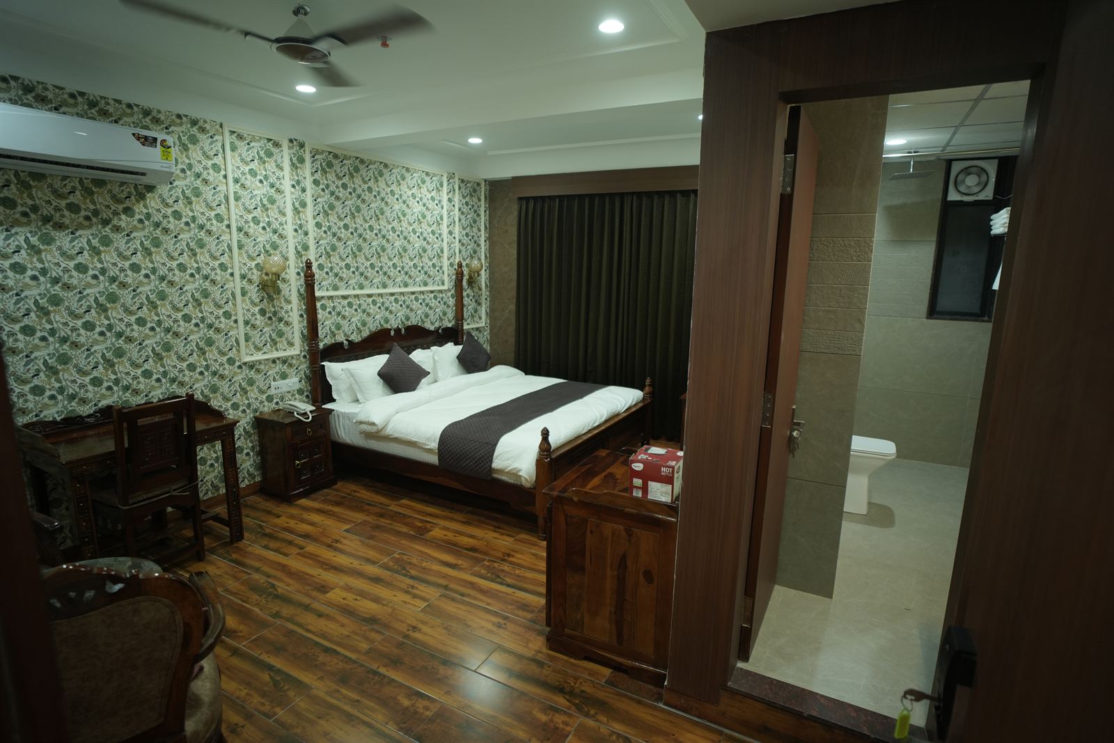 Club Deluxe Suite & Workstation