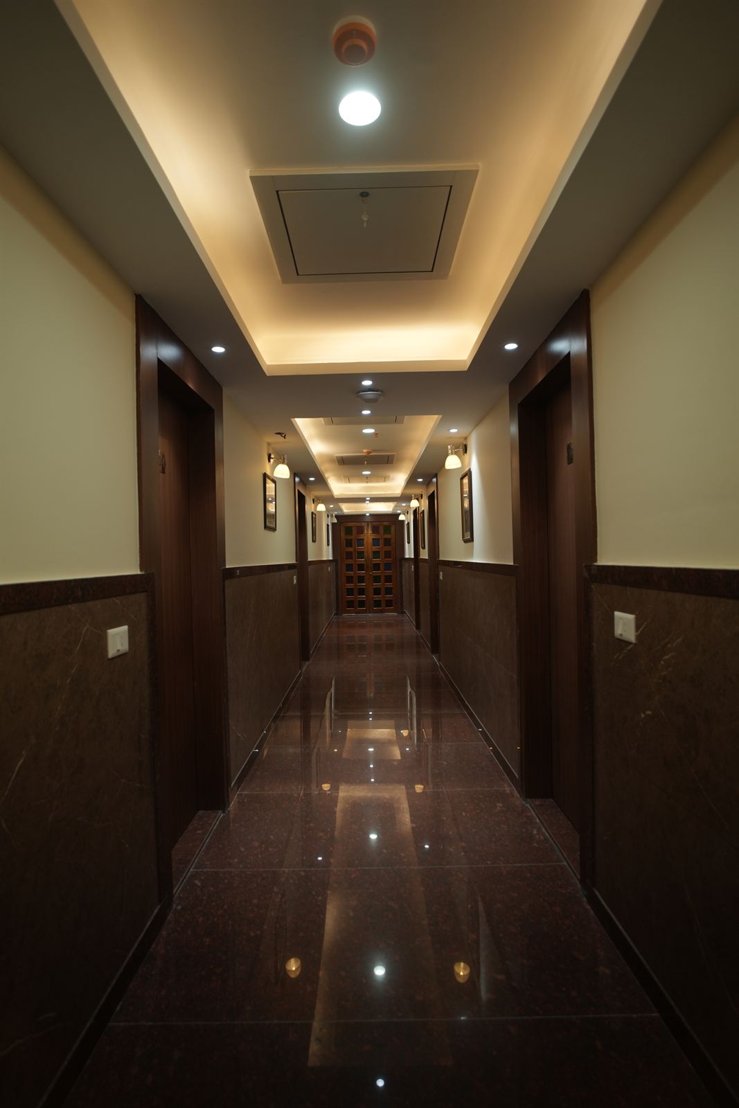 Club Deluxe Suite & Workstation