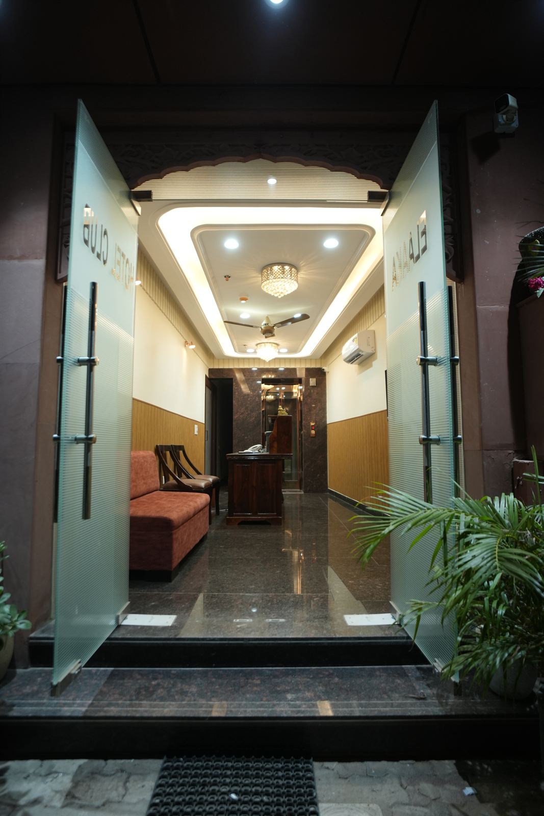 Club Deluxe Suite & Workstation