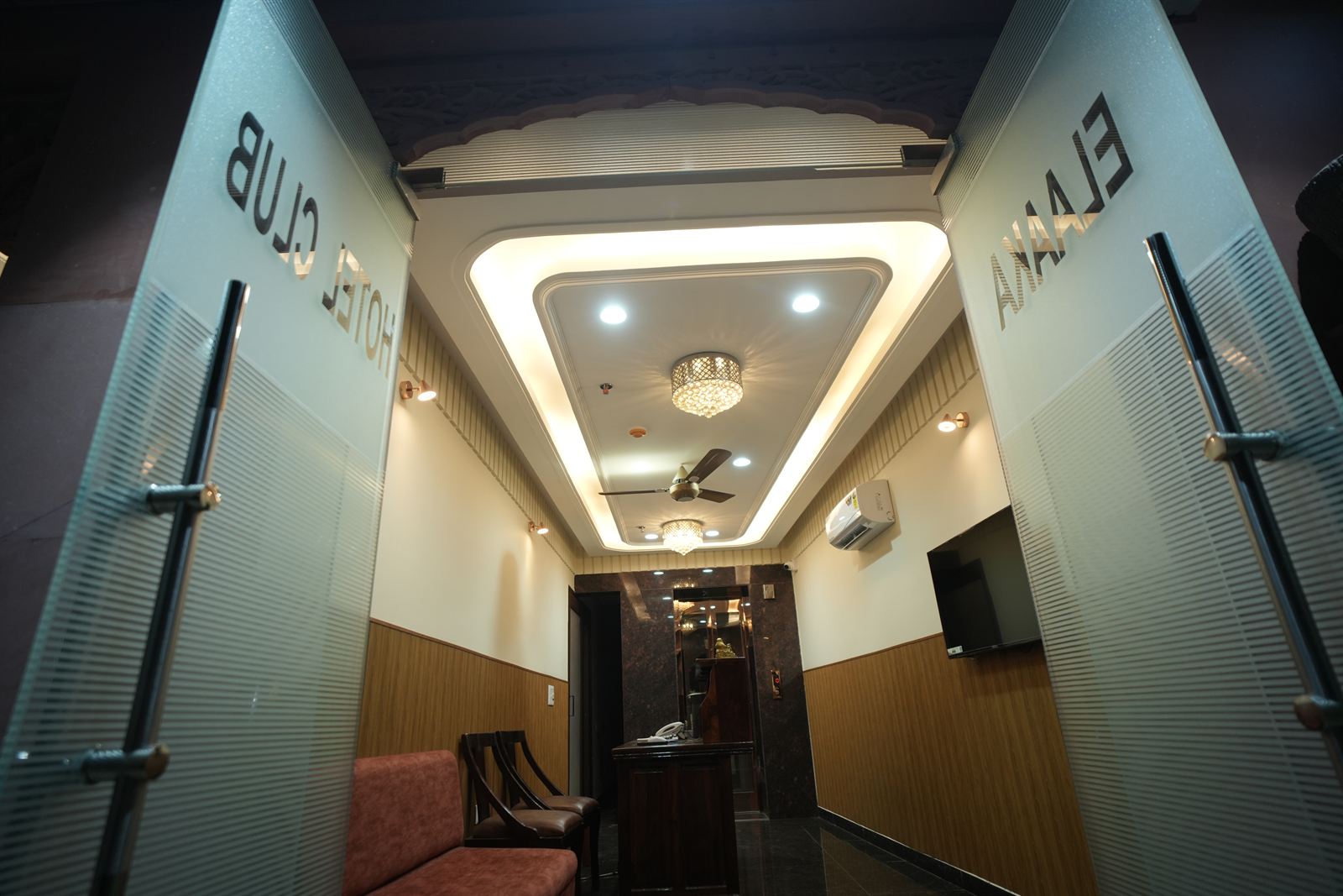 Club Deluxe Suite & Workstation