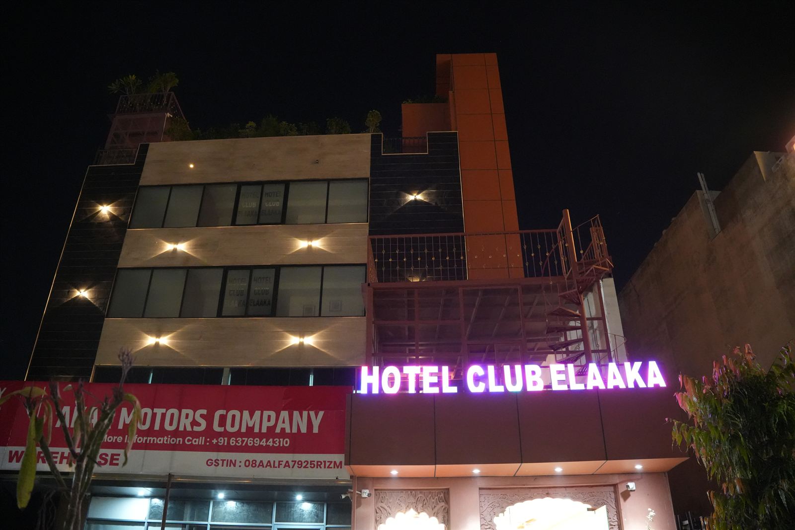 Club Deluxe Suite & Workstation