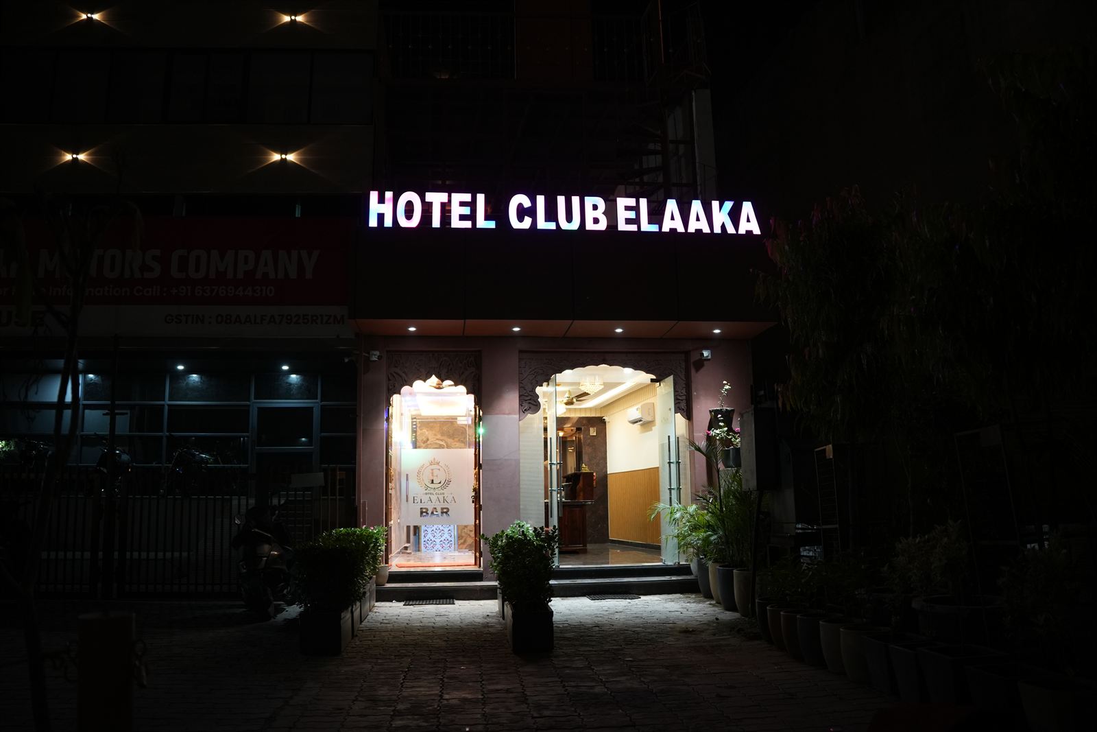 Club Deluxe Suite & Workstation